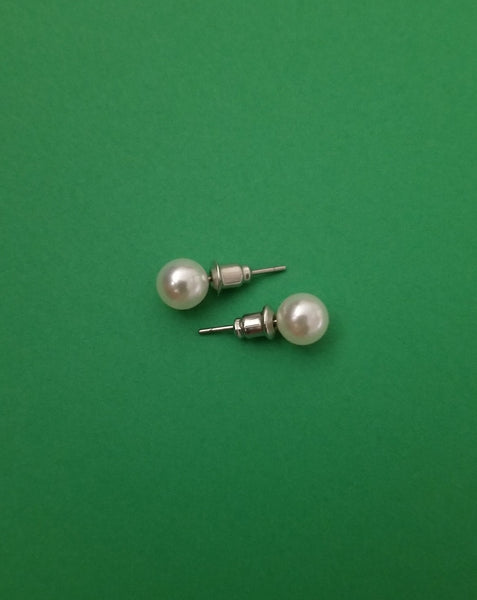 White  imitation pearl studs