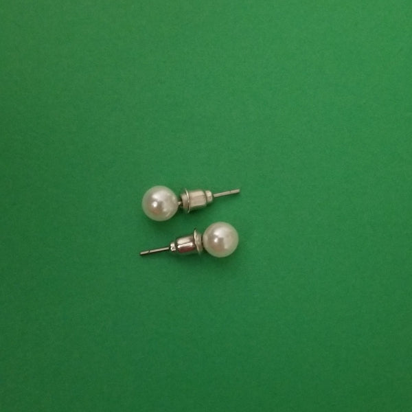 White  imitation pearl studs